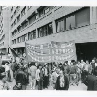 Manifestazione di fronte alla sede della Regione in Viale Silvani, 28 aprile 1983. Archivio fotografico Fiom-Cgil Bologna.