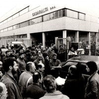 Assemblea in solidarietà ai minatori inglesi in lotta, in delegazione presso la Casaralta, 6 dicembre 1984, Officine di Casaralta. Archivio fotografico Fiom-Cgil Bologna.