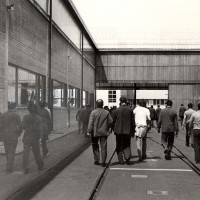 Lavoratori ripresi durante un picchetto per il rinnovo del Ccnl, 19 maggio 1983, Officine di Casaralta. Archivio fotografico Fiom-Cgil Bologna.