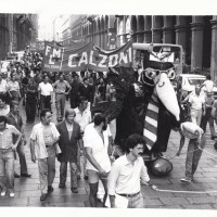 Manifestazioni per i contratti nazionali delle zone Casalecchio e S. Viola davanti alla sede di Rai 3, 7 luglio 1982. Archivio fotografico Fiom-Cgil Bologna.