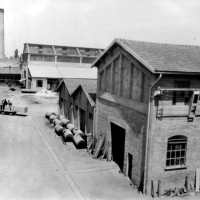 Stabilimento di Santa Viola, cortile lato entrata, anni Trenta. Museo del Patrimonio Industriale, Archivio fotografico.