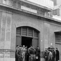 Operai all’entrata dello stabilimento. Associazione “Paolo Pedrelli”-Archivio Storico della Camera del Lavoro di Bologna, Archivio fotografico
