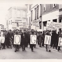 Lotta degli operai Cogne per il rinnovo del contratto. Partenza del corteo dalla Cogne, dicembre 1969. Archivio fotografico Cgil Imola.
