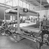 Linea assemblaggio condensatori in film plastico, 1973. Museo del Patrimonio Industriale, Archivio fotografico.