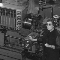 Gilberta Minganti all’interno dell’officina lavorazioni, 1964. Associazione “Paolo Pedrelli” - Archivio Storico della Camera del Lavoro di Bologna, Archivio fotografico.