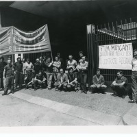 Presidio di fronte ai cancelli della fabbrica, 18 luglio 1980. Archivio fotografico Fiom-Cgil Bologna