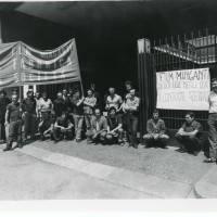 Presidio di fronte ai cancelli della fabbrica, 18 luglio 1980. Archivio fotografico Fiom-Cgil Bologna.