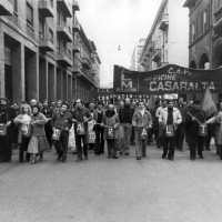 Lavoratori Casaralta in corteo durante una manifestazione per il rinnovo del contratto, metà anni Settanta, Bologna, Da: Archivio fotografico Fiom Bologna.