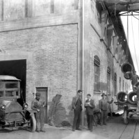 Stabilimento di Santa Viola, addetti alla spedizioni, anni '30. Museo del Patrimonio Industriale, archivio fotografico.