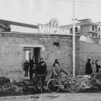 Uscita degli operai dallo stabilimento, anni Cinquanta. Associazione “Paolo Pedrelli” - Archivio Storico della Camera del Lavoro di Bologna, Archivio Fotografico.