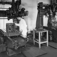 Alesatura di precisione con Genevoise in ambiente climatizzato, anni Sessanta. Museo del Patrimonio Industriale, Fondo Minganti.