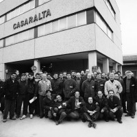 I lavoratori della Casaralta davanti al nuovo stabilimento, Da: Casaralta s.l., s.d., 