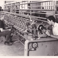 Fasi del montaggio di una filatrice destinata ad una azienda di Hannover, 8 agosto 1963. Archivio fotografico Cgil Imola.