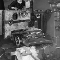 Operazione di stozzatura, anni Cinquanta. Museo del Patrimonio Industriale, Fondo Minganti.