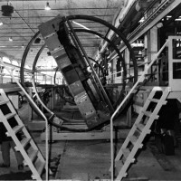 Linea di costruzione per carrozze a due piani, anni ’70. Da: Le Officine di Casaralta fra cronaca e storia, 1919-1979, s.l., s.n., 1980?