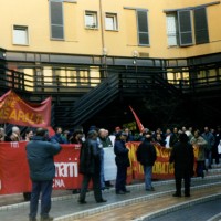 Presidio lavoratori Casaralta-Bredamenarinibus presso sede Inail per il riconoscimento dell’esposizione all’amianto, 1997, Bologna. Archivio fotografico Fiom-Cgil Bologna.