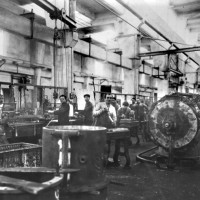 Stabilimento di Santa Viola, reparto aggiustatori, anni Trenta. Museo del Patrimonio Industriale, Archivio fotografico.