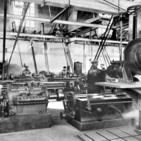 Stabilimento di Santa Viola, reparto macchine utensili, anni Trenta. Museo del Patrimonio Industriale, Archivio fotografico.