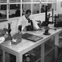 Misurazioni di precisione, anni Sessanta. Museo del Patrimonio Industriale, Fondo Minganti.