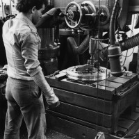 Operazione di foratura, 1979. Archivio fotografico Fiom-Cgil Bologna.