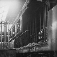 Fase di demolizione – ricostruzione delle carrozze ferroviarie con in evidenza polvere di amianto, metà anni Settanta, Officine di Casaralta. Da: Le Officine di Casaralta fra cronaca e storia, 1919-1979, s.l., s.n., 1980?