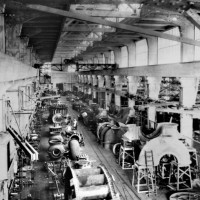 Stabilimento di Santa Viola, reparto montaggio, anni Trenta. Museo del Patrimonio Industriale, Archivio fotografico.